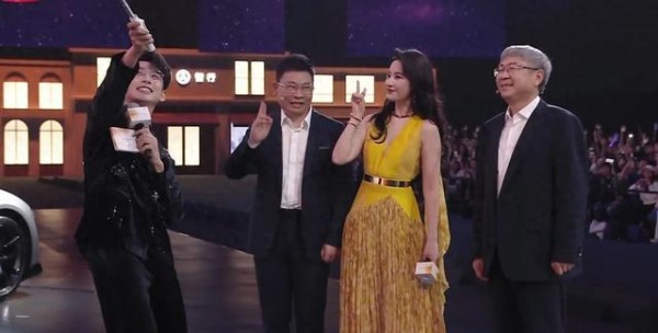 智界品牌之夜活动，在上海举行，华为余承东与明星刘亦菲同框登场-有驾