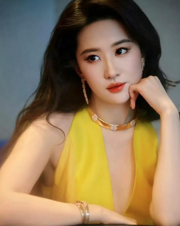 刘亦菲智界R7发布会现松弛感天花板！这才是明星该有的样子！-有驾