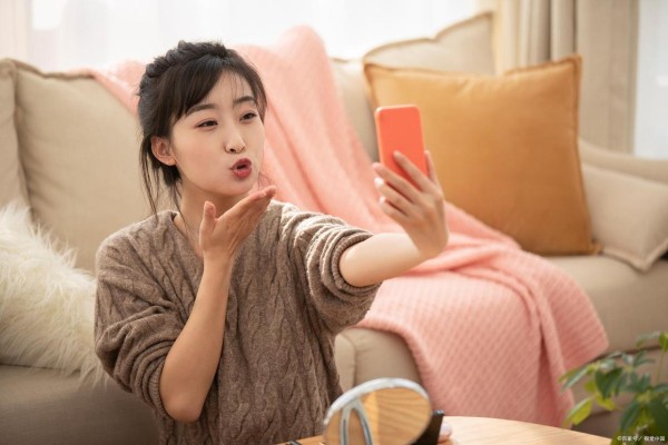 女主播与榜一暧昧，被丈夫当场撞破后，戏言：我的粉丝都比你强