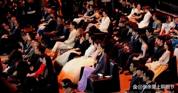 微博之夜，为什么胡歌只能坐第二排，而黄晓明却能坐第一排？