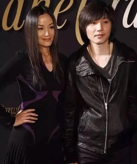 张亚东是真女神收割机，高圆圆瞿颖莫文蔚，如今50岁依旧有少年感