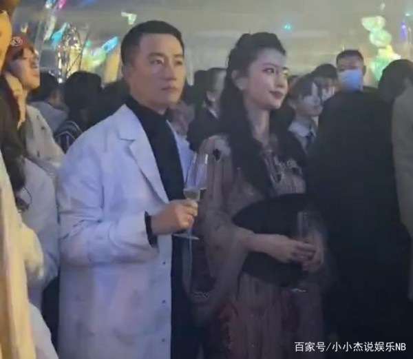 baby现身，与黄轩共饮香槟，两人交头接耳全程在笑，“纯友谊”