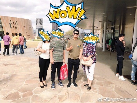 黄晓明与粉丝合影