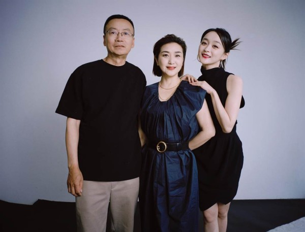 何泓姗（右起）和妈妈一起拍摄杂志，爸爸也到现场探班，一家三口合照留念。（经纪人提供）