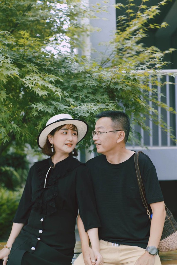 何泓姗亲自用相机捕捉下父母甜密的模样。（经纪人提供）