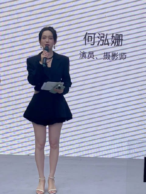 重庆演员何泓姗来到成都，亲切的给大家打招呼