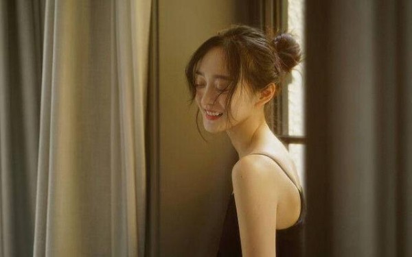 何泓姗：史上第一位因买不起王者荣耀皮肤而接戏的女演员