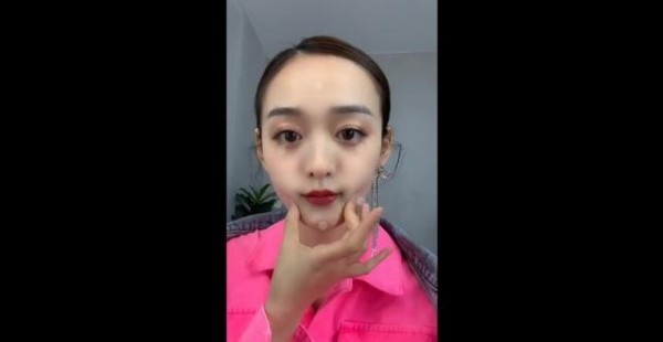 何泓姗：史上第一位因买不起王者荣耀皮肤而接戏的女演员