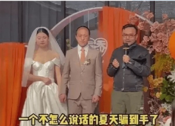 汪涵参加外甥婚礼，三人站一起却傻傻分不清楚，谁才是舅舅？
