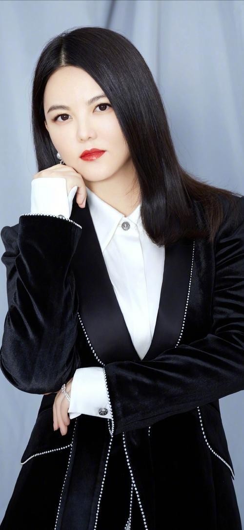 李湘的转型之路：从主持人到制作人，从芒果总裁到360娱乐总裁