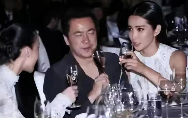 拥抱过无数女明星的老总王中磊，套现8000万，难道要退场了吗？