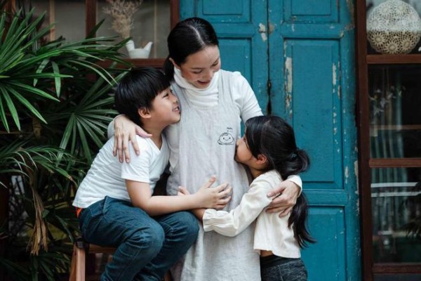 从小和爸妈太亲的孩子，长大没出息？原因太意外