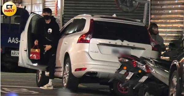 车子抵达台北市文山区一栋住宅，林辉瑝和畇二一起下车。（图／本刊摄影组）