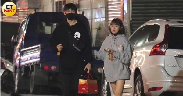畇二边走边相当顺畅地勾住林辉瑝的手臂随后进入一间公寓。（图／本刊摄影组）