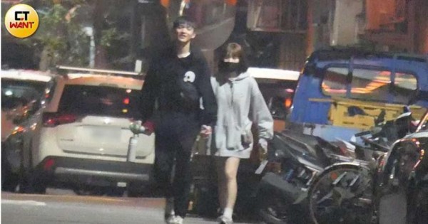 直到隔天凌晨快2点，小俩口才从公寓出来，此时林辉瑝终于没戴口罩满脸笑意，手上的礼盒也消失空出来紧牵畇二的手，看来这趟是访友行程。（图／本刊摄影组）