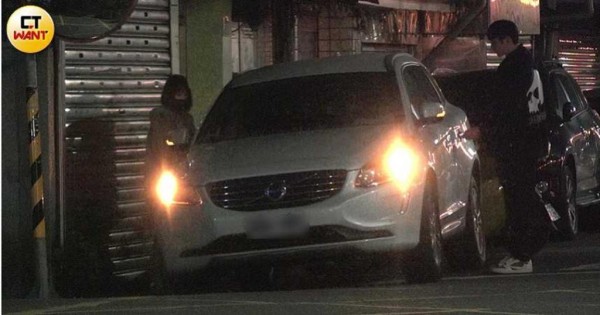或许是夜深人静，林辉瑝态度大方许多，上车后从文山区开到桃园，小俩口深夜一同返回畇二家，该日也刚好是女方生日。（图／本刊摄影组）