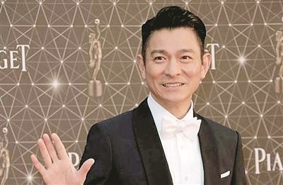 刘德华陪妻子回娘家，下飞机时天王先行离开，质疑使用了明星特权