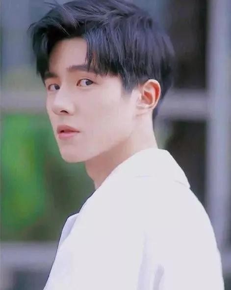 刘昊然和同学合影，关系亲密无间，引发众人争议，网友直呼受不了