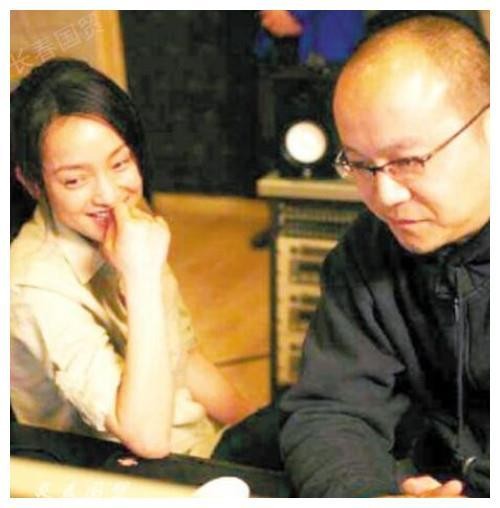 窦唯和周迅合影旧照曝光，二人相谈甚欢，关系错综复杂