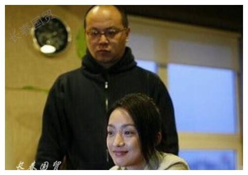 窦唯和周迅合影旧照曝光，二人相谈甚欢，关系错综复杂