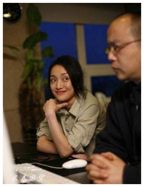 窦唯和周迅合影旧照曝光，二人相谈甚欢，关系错综复杂