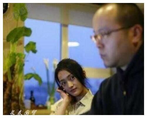 窦唯和周迅合影旧照曝光，二人相谈甚欢，关系错综复杂