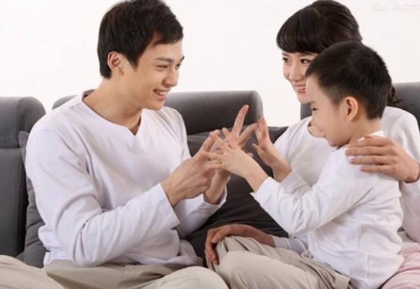 通过孩子就能知道父母关系好不好，这几个特征很明显