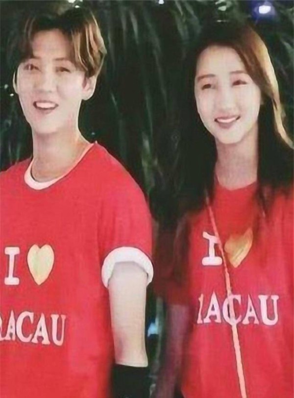 明星的妈妈长啥样？躲过了关晓彤妈妈，看到鹿晗妈妈：像极了一家人！
