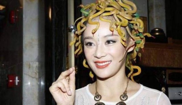 韩国女星郑秀晶造型四大妈？再来看看国内演员的囧图