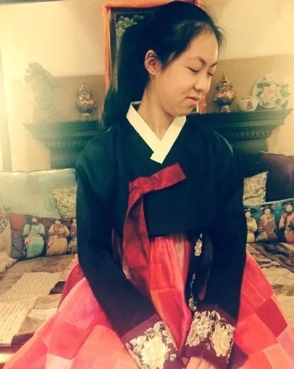 金星首晒15岁养女正脸合影，笑容亲切颜值不输女明星