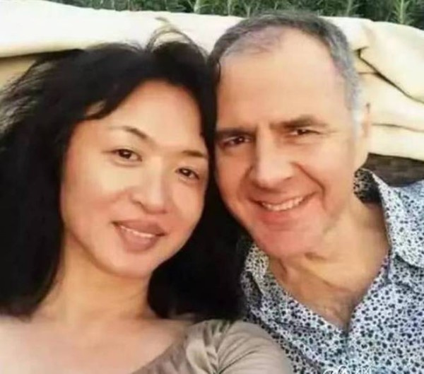 金星第一次去德国婆家，半夜上厕所，发现婆婆独自在客厅哭泣
