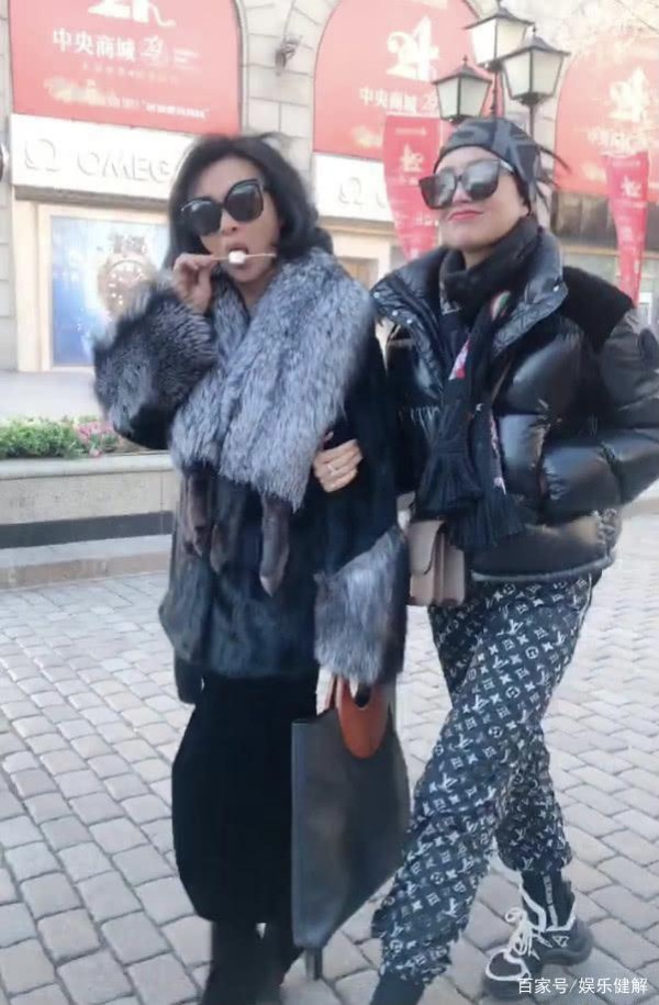 金星女儿罕见曝光，穿着时髦酷劲十足，与“妈妈”亲密似姐妹