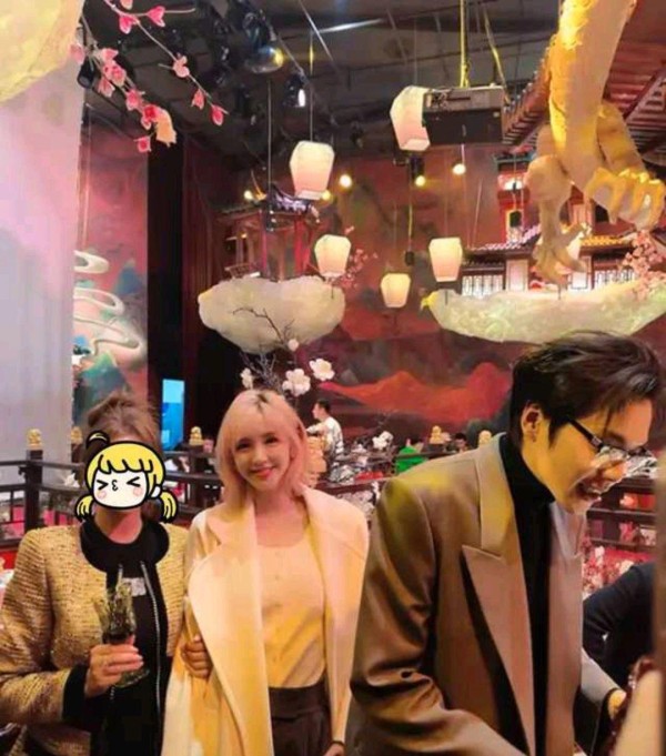 张若昀唐艺昕甜蜜亮相婚礼，姐弟恋如画显真爱魅力无限