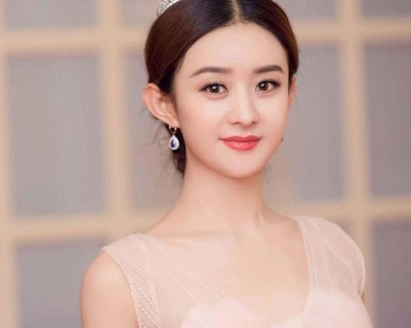 赵丽颖参加亲弟婚礼，看到弟媳颜值，网友：家族基因真强大