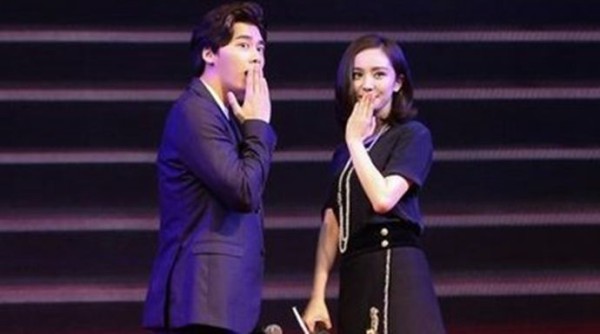 杨幂和李易峰活动照