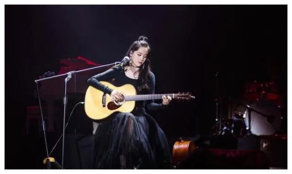 欧阳娜娜和欧阳娣娣走红毯对比差距大，完全就是女明星与我即视感