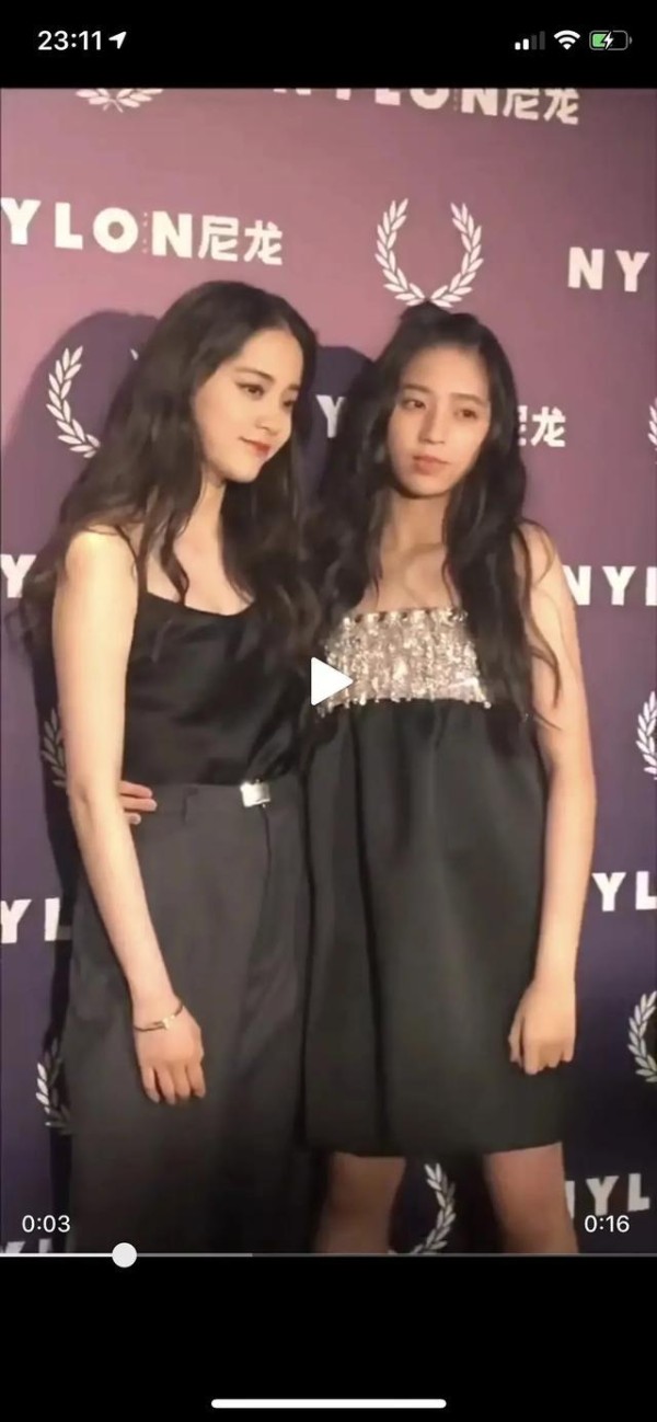 欧阳娜娜和欧阳娣娣走红毯对比差距大，完全就是女明星与我即视感