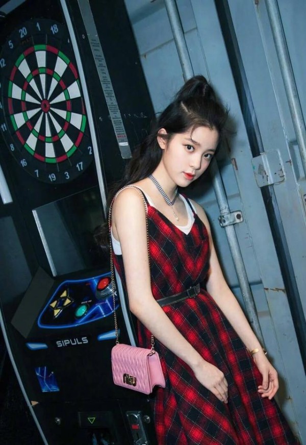 欧阳娜娜和欧阳娣娣走红毯对比差距大，完全就是女明星与我即视感