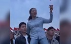 当看到许建华被儿子的两兄弟托举起来时