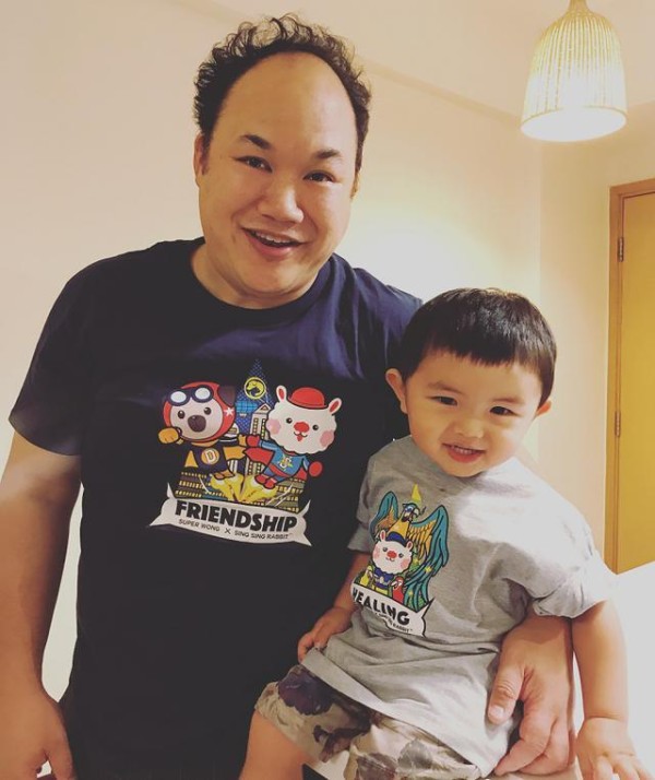 许冠杰爷孙三代近照，美国妻子年迈已老，家人齐聚一堂幸福温馨！