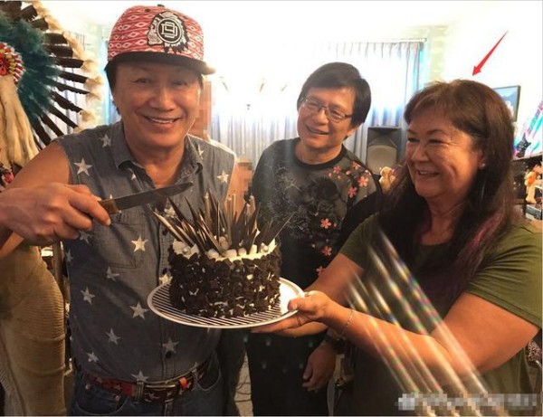 许冠杰爷孙三代近照，美国妻子年迈已老，家人齐聚一堂幸福温馨！