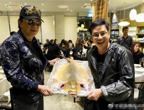 歌神许冠杰与妻子近照，70岁的他老当益壮，三代同堂画风幸福和睦