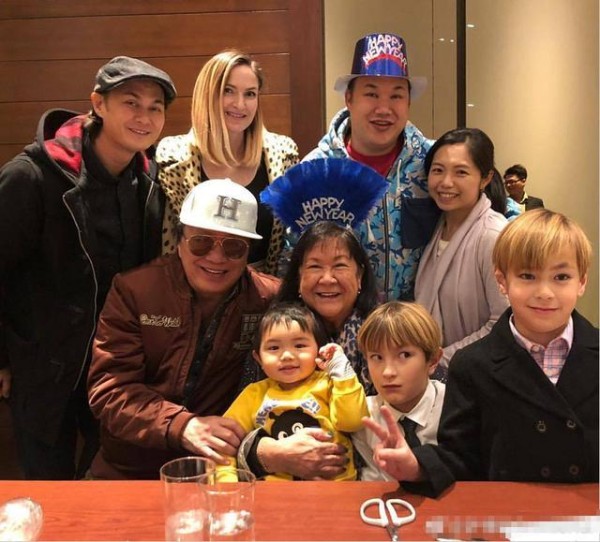 歌神许冠杰与妻子近照，70岁的他老当益壮，三代同堂画风幸福和睦