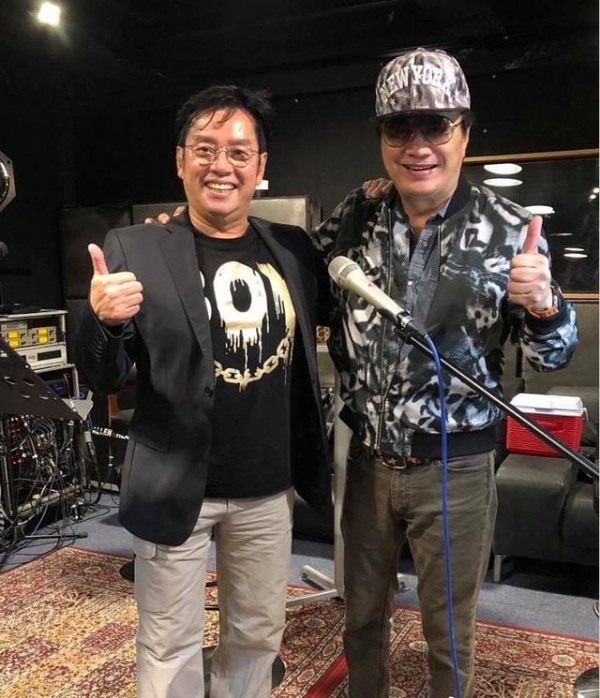 歌神许冠杰与妻子近照，70岁的他老当益壮，三代同堂画风幸福和睦
