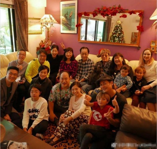 歌神许冠杰与妻子近照，70岁的他老当益壮，三代同堂画风幸福和睦