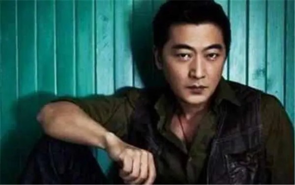 他们在娱乐圈中是夫妻，出道30年无绯闻，今一辆豪车低调出行！