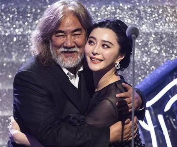 范冰冰坐在张纪中腿上 娱乐圈中的男女关系太混乱