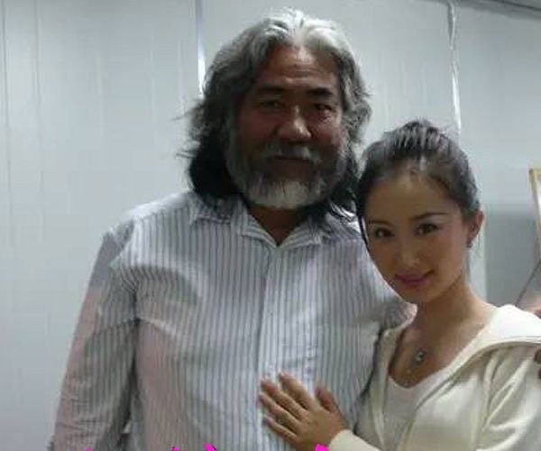 范冰冰坐在张纪中腿上 娱乐圈中的男女关系太混乱