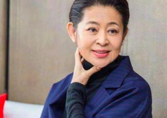 倪萍重感情，曾与赵忠祥系同事，今行动不便仍去探望生病好友