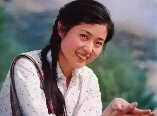 倪萍的情史：29岁与郭达相恋，32岁与陈凯歌同居，46岁终获幸福